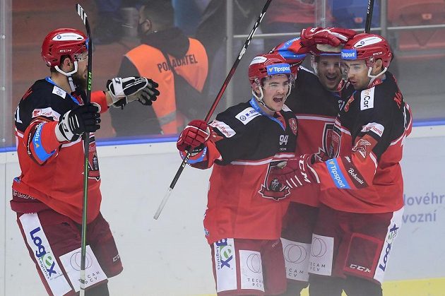 Radost hradeckých hokejistů. Slaví Richard Nedomlel, střelec gólu Jordann Perret, Christophe Lalancette a Ahti Oksanen.
