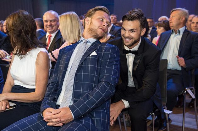 Hokejisté David Pastrňák a Michael Frolík během slavnostního vyhlášení ankety Zlatá hokejka 2017.