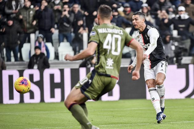 Cristiano Ronaldo prvním hattrickem v italské fotbalové lize zařídil Juventusu výhru 4:0 nad Cagliari.