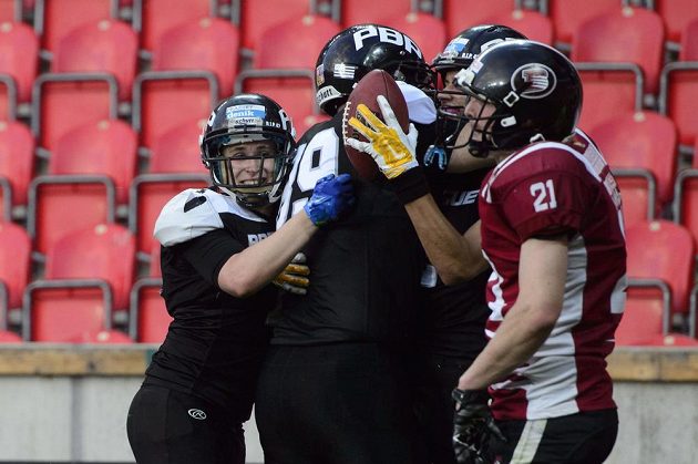 Hráči Prague Black Panthers se radují ze zisku bodu ve finále Czech Bowl. Vpravo je Michal Čunát z Příbram Bobcats.