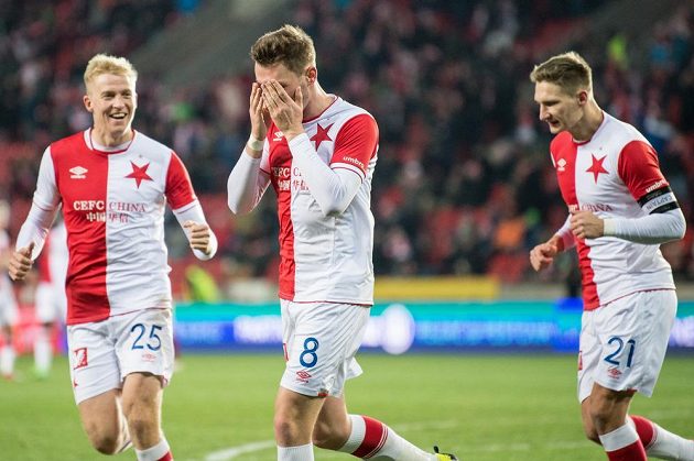 Jaromír Zmrhal ze Slavie Praha oslavuje svůj první gól. Vlevo Michal Frydrych, vpravo Milan Škoda.