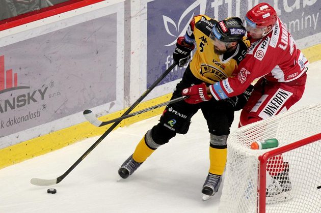 Michal Trávníček z Litvínova a Tomáš Linhart z Třince v souboji během extraligového utkání.