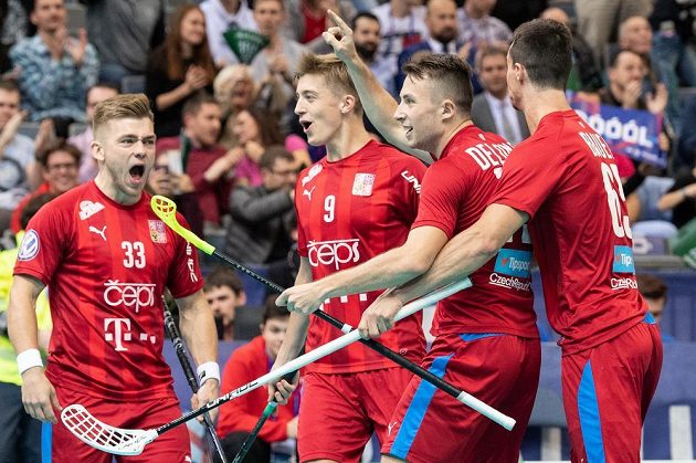 Čeští florbalisté (zleva) Martin Pražan, Filip Langer, Adam Delong a Jiří Bauer oslavují gól na 1:1 během utkání proti Švýcarsku v základní skupině MS.