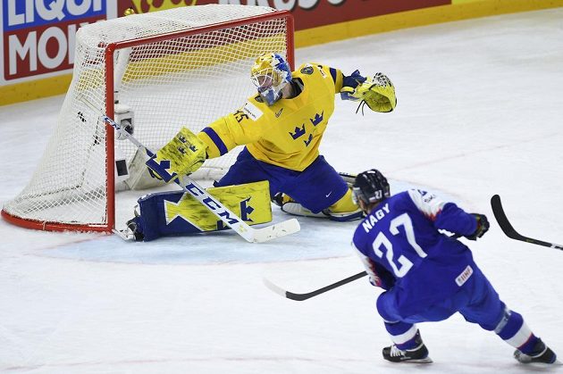 Slovenský útočník Ladislav Nagy střílí gól na 3:3, švédský brankář Magnus Hellberg v utkání naposledy kapituloval.