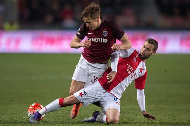 Josef Hušbauer v dresu Slavie (vpravo) se snaží zastavit sparťana Josefa Šurala.