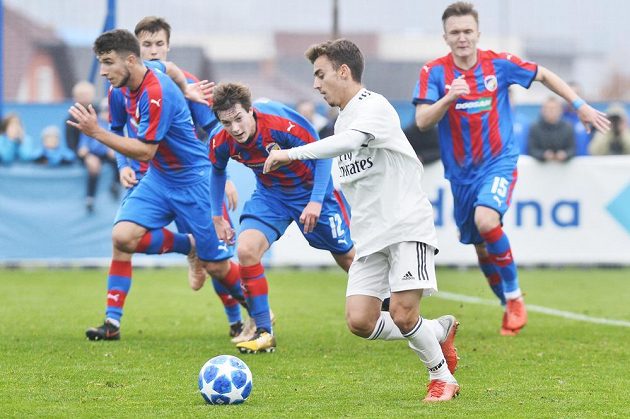 Fotbalisté Realu Madrid vyhráli v utkání 4. kola UEFA Youth League pro fotbalisty do 19 let nad Viktorií Plzeň se štěstím 2:1. Alberto z Realu Madrid v obležení plzeňských hráčů.