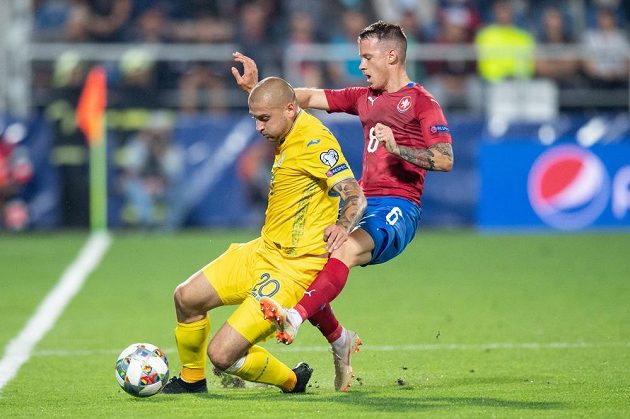 Český záložník Jan Sýkora a Jaroslav Rakickij z Ukrajiny během utkání Ligy národů.