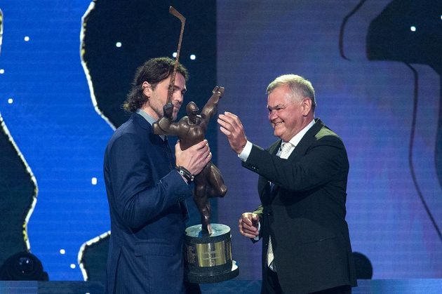 Vítěz ankety Zlatá hokejka Jaromír Jágr a trenér Vladimír Vůjtek v karlovarském hotelu Pupp.