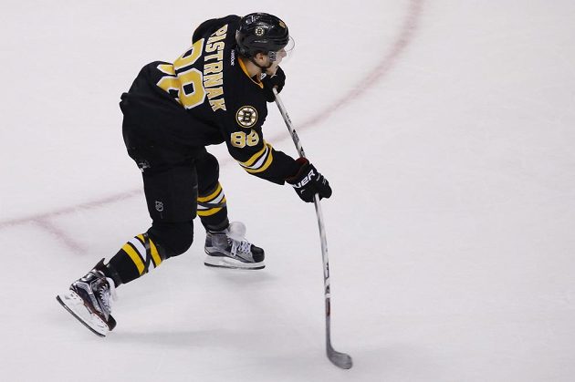 David Pastrňák dává z trestného střílení úvodní gól Bostonu v utkání s Pittsburghem.