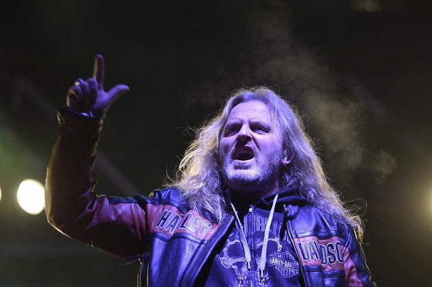 Koncert rockové skupiny Kabát předcházel utkání brněnské Komety se Spartou, které se hrálo pod širým nebem na místě bývalého zimního stadionu za Lužánkami. Na snímku je zpěvák Josef Vojtek.