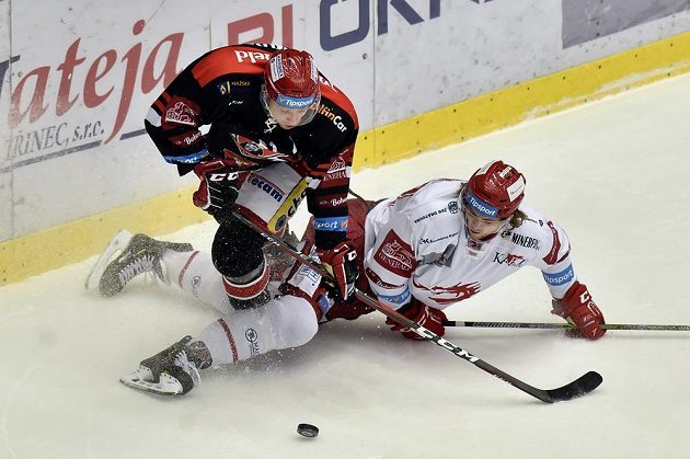 Daniel Rákos z Hradce a Martin Gernát z Třince v akci během extraligového utkání.