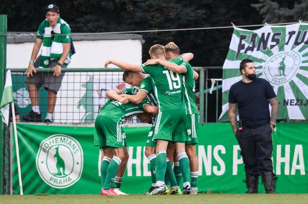 Fotbalisté Bohemians oslavují gól na 1:0 během utkání 4. kola Fortuna ligy se Spartou