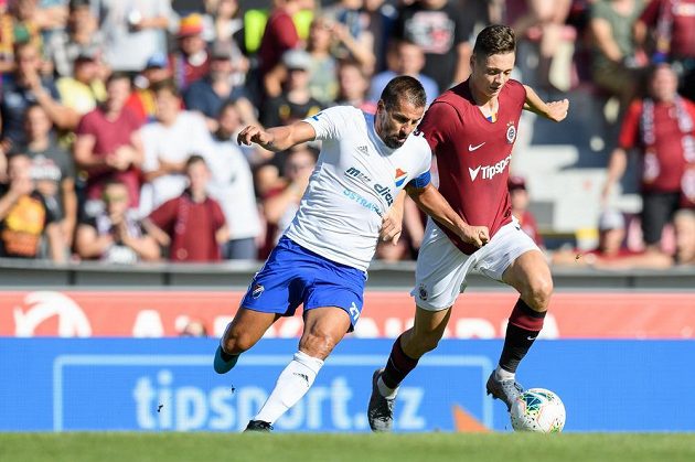 Milan Baroš z Baníku Ostrava (vlevo) a Ladislav Krejčí ze Sparty Praha během utkání 6. kola Fortuna ligy.