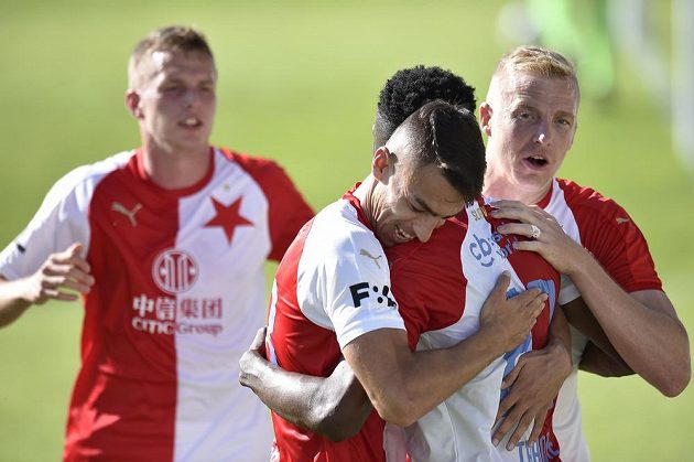 Vpředu zleva Petar Musa, autor prvního gólu Ibrahim Benjamin Traoré a Michal Frydrych ze Slavie se radují během utkání v Liberci.