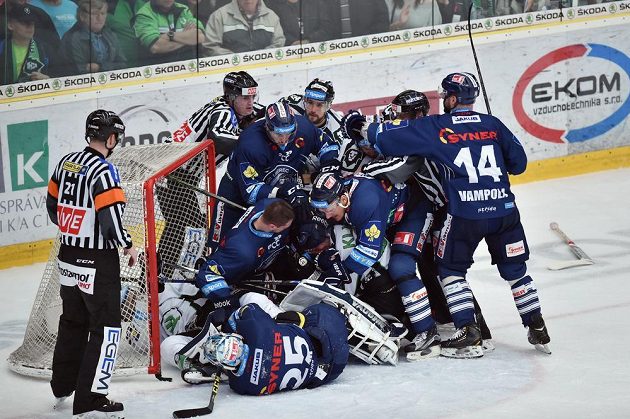Potyčka před libereckou brankou ve druhé třetině třetího utkání semifinále play off s Mladou Boleslaví.
