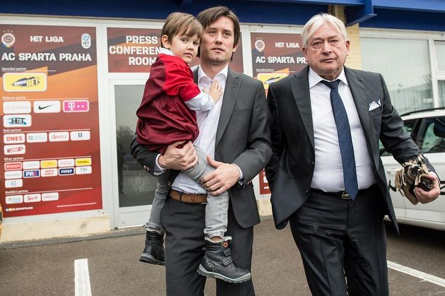 Tomáš Rosický se synem Tomášem a manažerem Pavlem Paskou odchází z tiskové konference, kde oznámil konec kariéry.