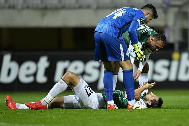 Zleva brankář Kluže Cristian Bălgrădean a Martin Doležal z Jablonce nad jabloneckým hráčem Vojtěchem Kubistou.