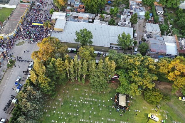 Blízcí příbuzní a přátelé Diega Maradony pohřbívají fotbalovou legendu na hřbitově Jardin de Bellavista v Buenos Aires.