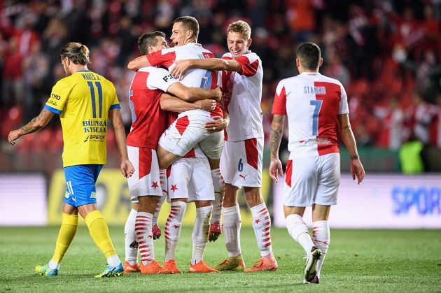 Fotbalisté Slavie Praha oslavují gól na 4:0 během utkání 4. kola Fortuna ligy s FK Teplice.