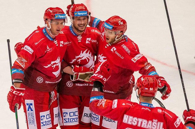 Hokejisté Třince se radují z gólu, zleva Martin Marinčin, Tomáš Kundrátek, Miloš Roman a Andrej Nestrašil.