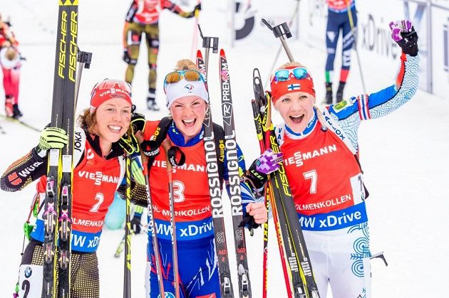 Tři nejlepší v závodu s hromadným startem (zleva) stříbrná Němka Laura Dahlmeierová, vítězka Marie Dorinová-Habertová z Francie a bronzová Finka Kaisa Mäkäräinenová.