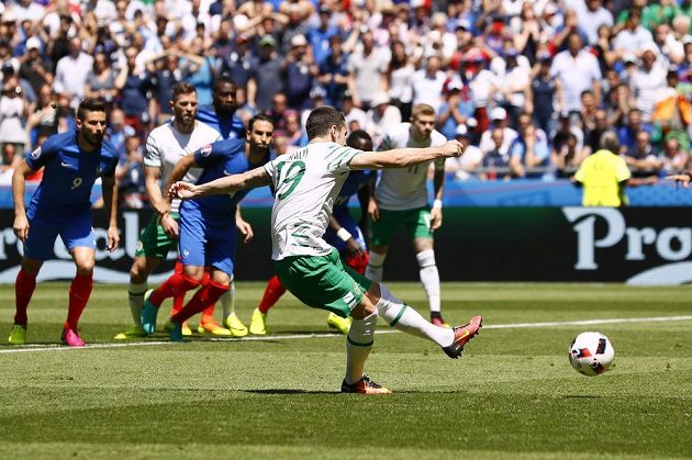 Irský fotbalista Robbie Brady proměňuje penaltu v osmifinále ME proti Francii.