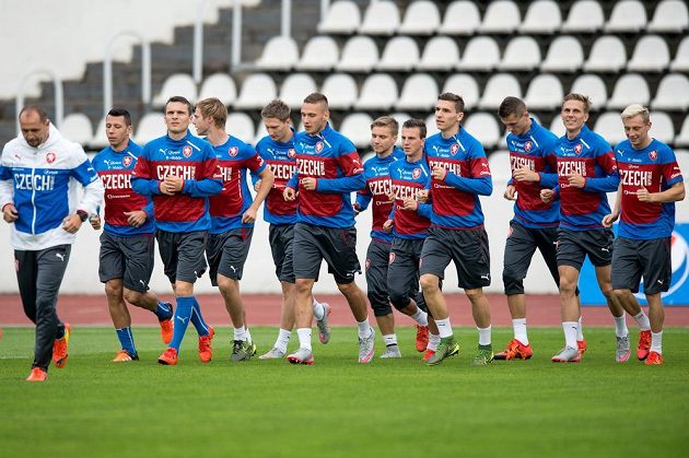 Trénink české fotbalové reprezentace na Strahově. Zprava Ladislav Krejčí, Bořek Dočkal, Tomáš Necid, David Pavelka, Vladimír Darida, Martin Frýdek, Pavel Kadeřábek, Milan Škoda, Tomáš Kalas, David Lafata, Marek Suchý.
