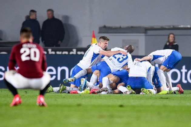 Liberecká radost na Letné. Fotbalisté Slovanu Liberec oslavují druhý gól během utkání 21. kola Fortuna ligy na Spartě.