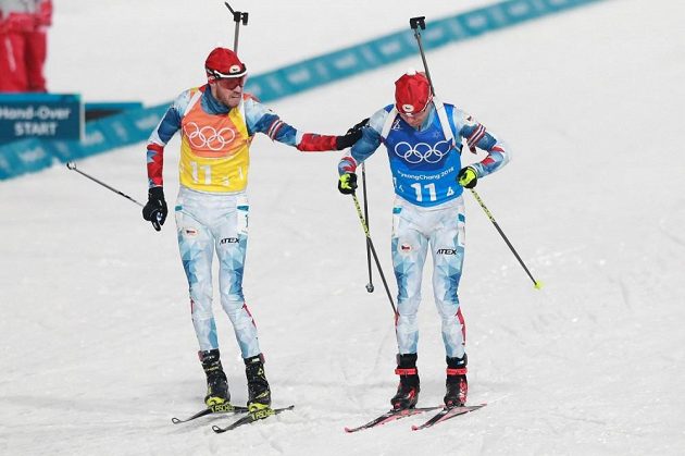 Jaroslav Soukup (vlevo) předává štafetu Michalu Krčmářovi.