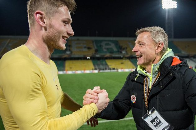 Obránce Sparty Praha Jakub Brabec a trenér Zdeněk Ščasný si gratulují po vítězství v ruském Krasnodaru.
