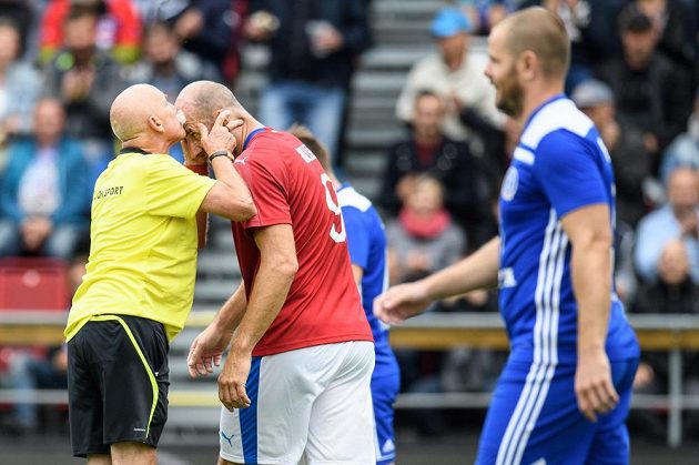 Rozhodčí Pavlín Jirků líbá Jana Kollera na čelo během exhibičního utkání v rámci oslavy 100 let Sigmy Olomouc mezi týmy legend Sigmy Olomouc a české reprezentace v Olomouci.