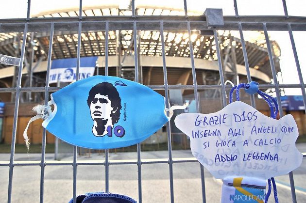 Neapolská radnice vyhlásila kvůli úmrtí Maradony den smutku a rozhodla se po něm pojmenovat stadion.