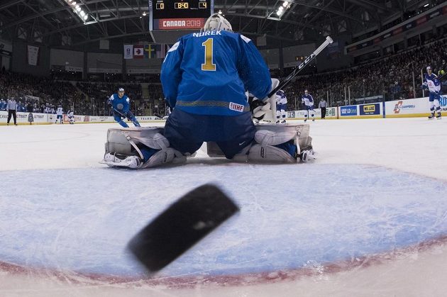 Gólman Kazachstánu Vladislav Nurek inkasuje branku v utkání skupinové fáze MS do 20 let proti Slovensku.