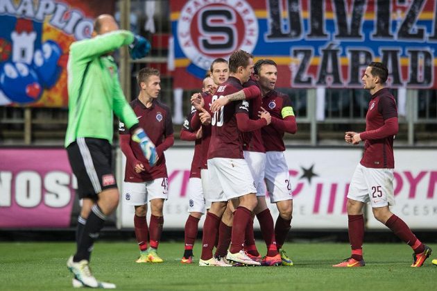 Fotbalisté Sparty Lukáš Juliš, David Lafata a další oslavují gól na 2:0 během utkání 3. kola MOL Cupu v Českých Budějovicích.