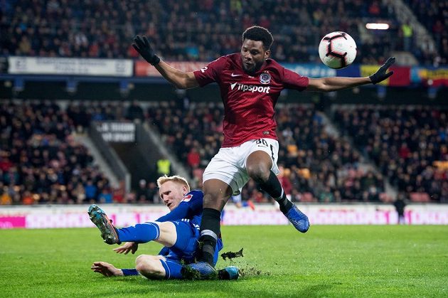 Benjamin Tetteh ze Sparty Praha a Václav Jemelka ze Sigma Olomouc v akci během utkání 25. kola nejvyšší soutěže.