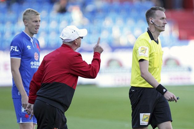 Zleva Michal Frydrych ze Slavie, trenér Baníku Ostrava Bohumil Páník, hlavní rozhodčí Ondřej Berka.