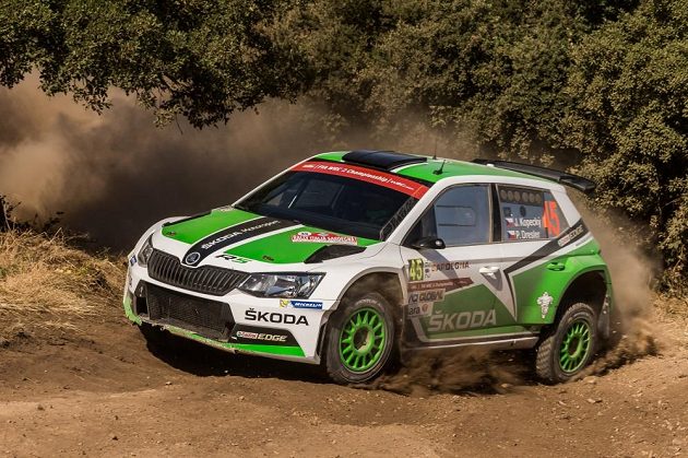 Jan Kopecký se Škodou Fabia R5 na trati Rallye Sardinie v závodě mistrovství světa.