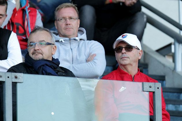 Trenér Baníku Ostrava Bohumil Páník (vpravo) na tribuně, kam byl vykázán rozhodčím.