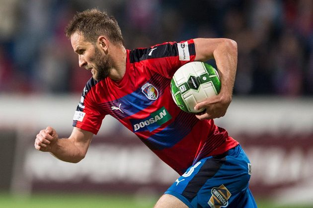 Plzeňský útočník Marek Bakoš po vstřelené brance proti Teplicím sprintuje ke středovému kruhu.