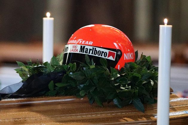 Na rakvi Nikiho Laudy byla vystavena jeho helma a legendární pilot bude pohřben v závodní kombinéze týmu Ferrari.