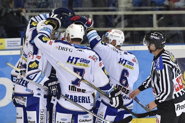 Hokejisté Komety slaví gól proti Pardubicím v dohrávce 12. kola Tipsport extraligy.