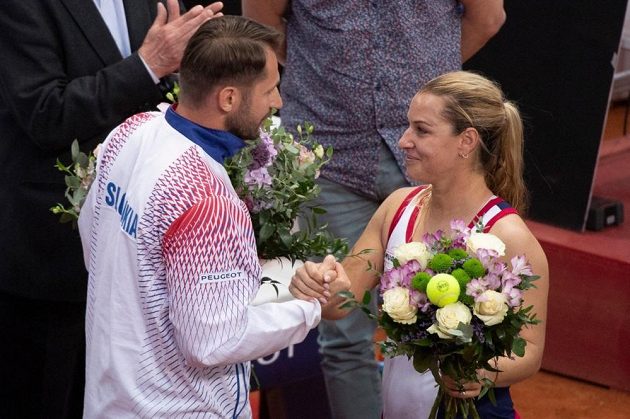 Dominika Cibulková přijímá gratulaci od trenéra Mateje Liptáka