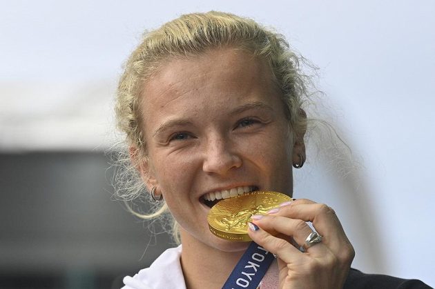 Tenistka Kateřina Siniaková pózuje se zlatou medaili z ženské čtyřhry po příletu z olympijských her v Tokiu.