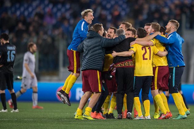 Okamžitě po závěrečném hvizdu vypukly na římském Stadio Olimpico sparťanské oslavy.