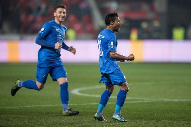 Carlos Azevedo (vpravo) z Baníku oslavuje gól, kterým svému týmu zařídil vedení 1:0 na hřišti Slavie.
