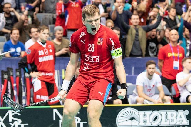 Český útočník Matěj Jendrišák oslavuje gól na 4:3 během utkání se Švýcarskem v základní skupině MS.