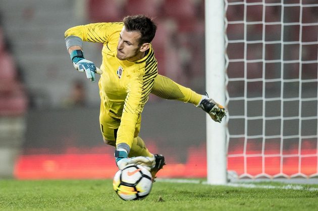 Brankář Sparty Martin Dúbravka během penaltového roztřelu v utkání osmifinále MOL Cupu s Baníkem.