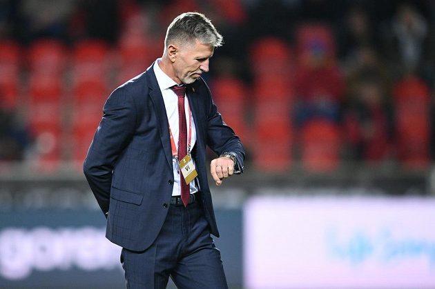 Trenér českého národního týmu Jaroslav Šilhavý odpočítává čas do začátku kvalifikačního duelu proti Anglii v Edenu.