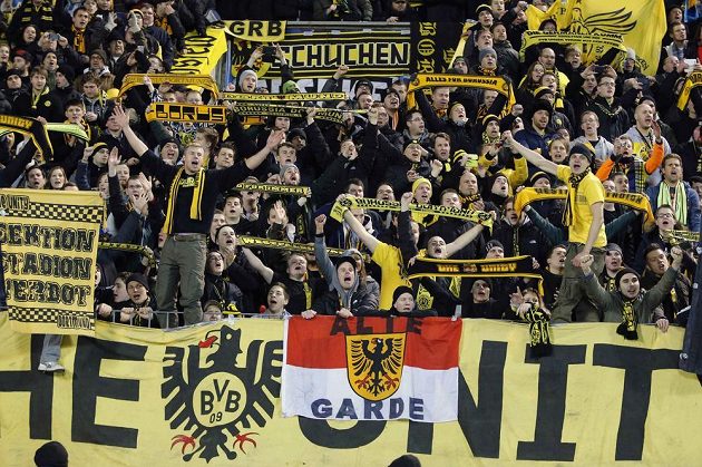 Fanoušci Borussie Dortmund během úvodního osmifinálového utkání Ligy mistrů s Petrohradem.