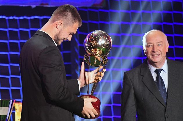 Ruský útočník Nikolaj Komličenko (vlevo) z Mladé Boleslavi přebírá ocenění pro nejlepšího střelce.